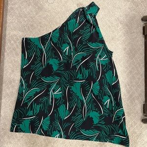 Equipment one shoulder, sleeveless top.